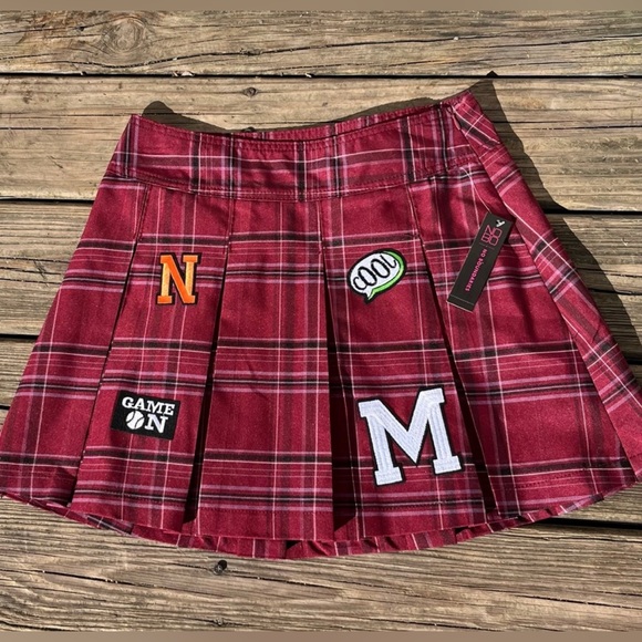 SKATER GIRL PLAID PLEATED MINI SKIRT WITH PATCHES JUNIORS SMALL - Picture 1 of 7
